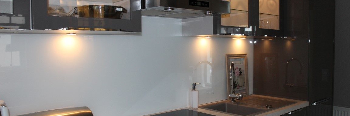Farbiges lackiertes Glas nach Maß | Glaserei Schlott Farbiges lackiertes Glas nach Maß | Glaserei Schlott
